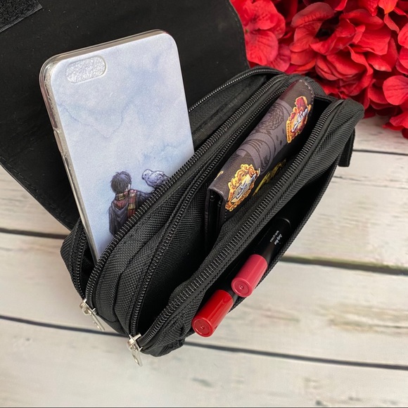 Harry Potter Hogwarts Crest Cosmetic Bag Clutch - Picture 10 of 14